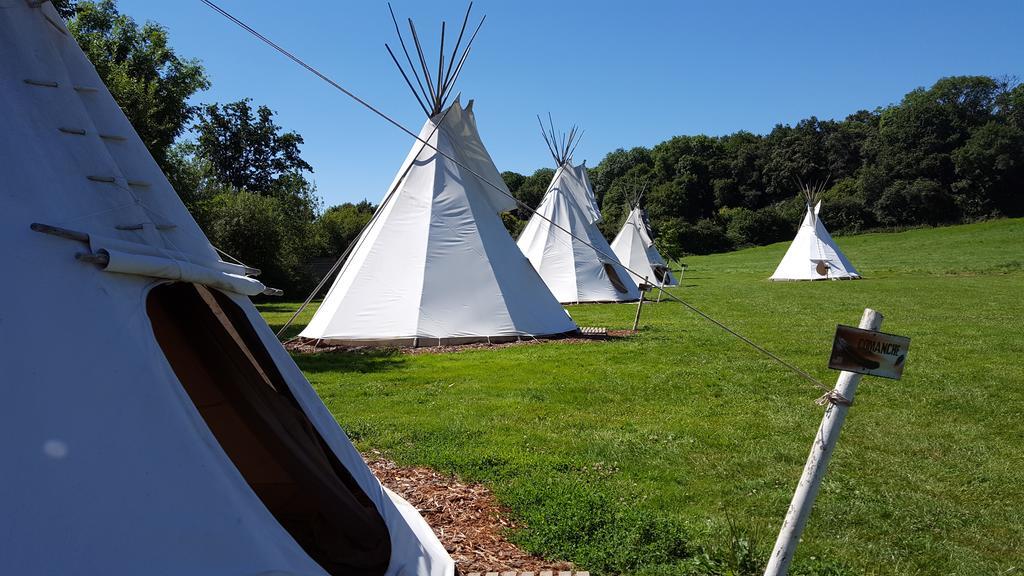 Les Tipis Du Bonheur De Vivre Hotel Brulon Exterior photo